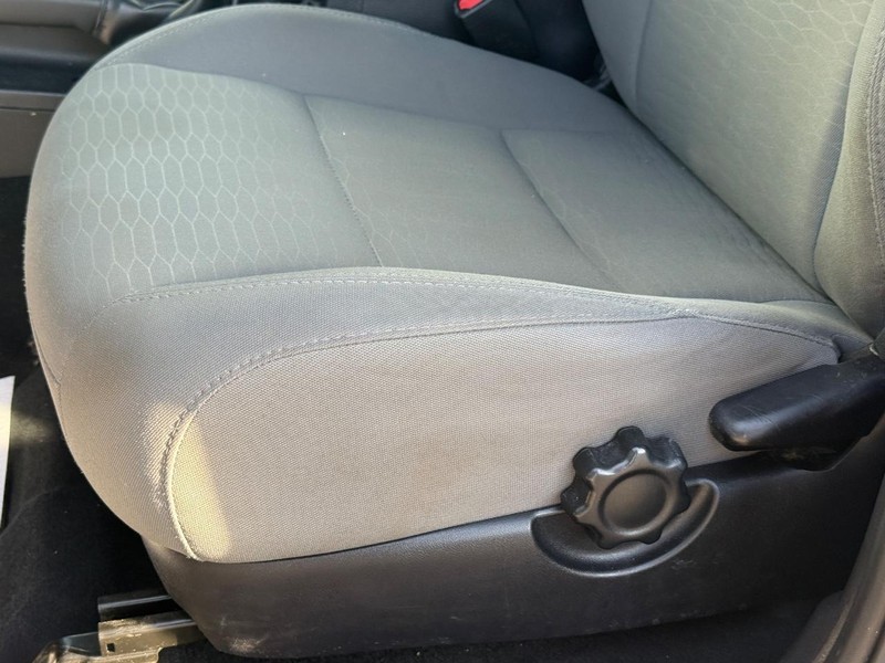 Toyota Tacoma Vehicle Full-screen Gallery Image 22