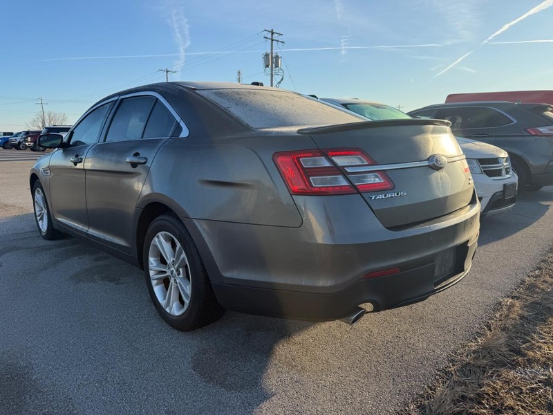 Ford Taurus Vehicle Full-screen Gallery Image 3