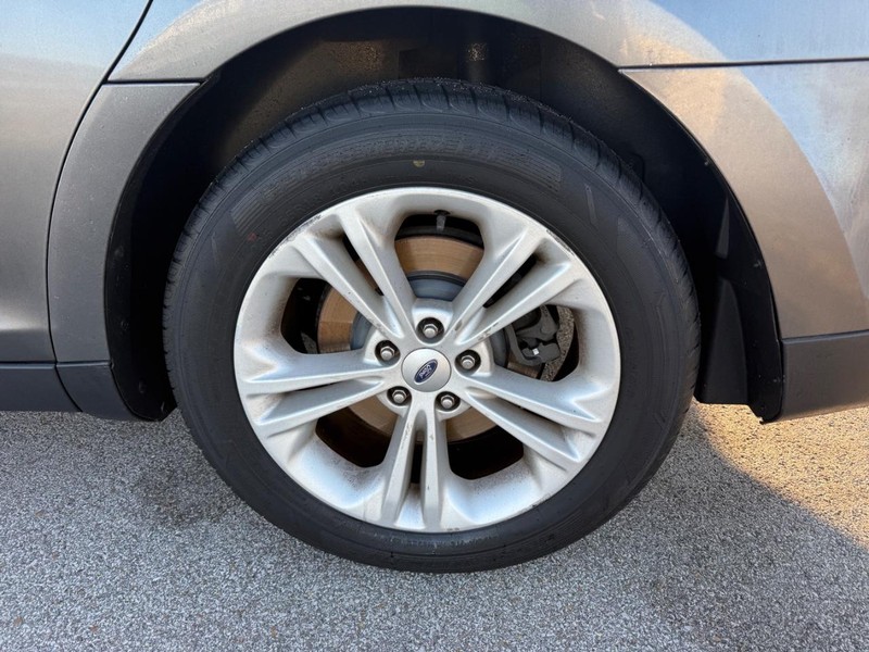 Ford Taurus Vehicle Full-screen Gallery Image 4