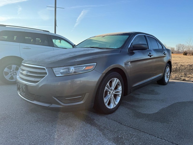Ford Taurus Vehicle Full-screen Gallery Image 5