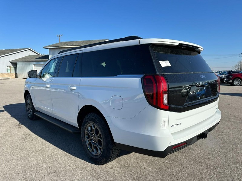 Ford Expedition Max Vehicle Full-screen Gallery Image 3