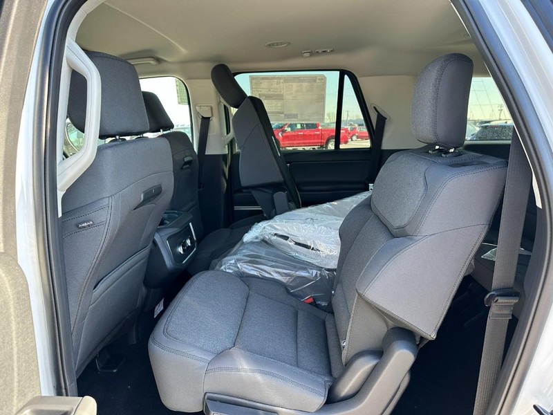 Ford Expedition Max Vehicle Full-screen Gallery Image 4