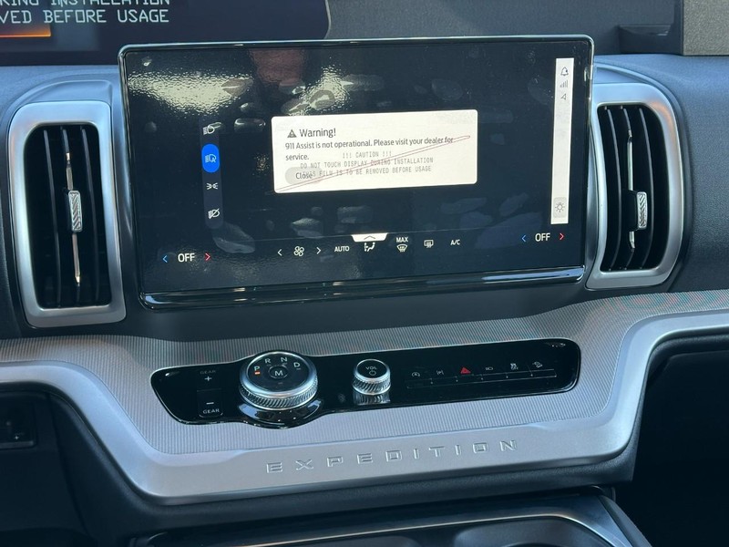 Ford Expedition Max Vehicle Full-screen Gallery Image 8