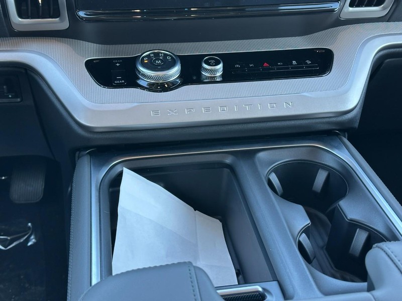 Ford Expedition Max Vehicle Full-screen Gallery Image 9