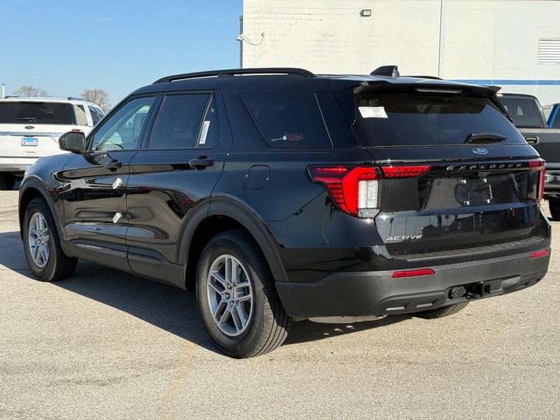Ford Explorer Vehicle Full-screen Gallery Image 3