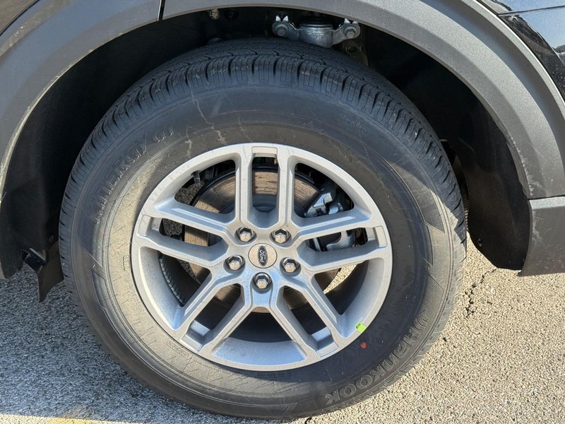 Ford Explorer Vehicle Full-screen Gallery Image 4