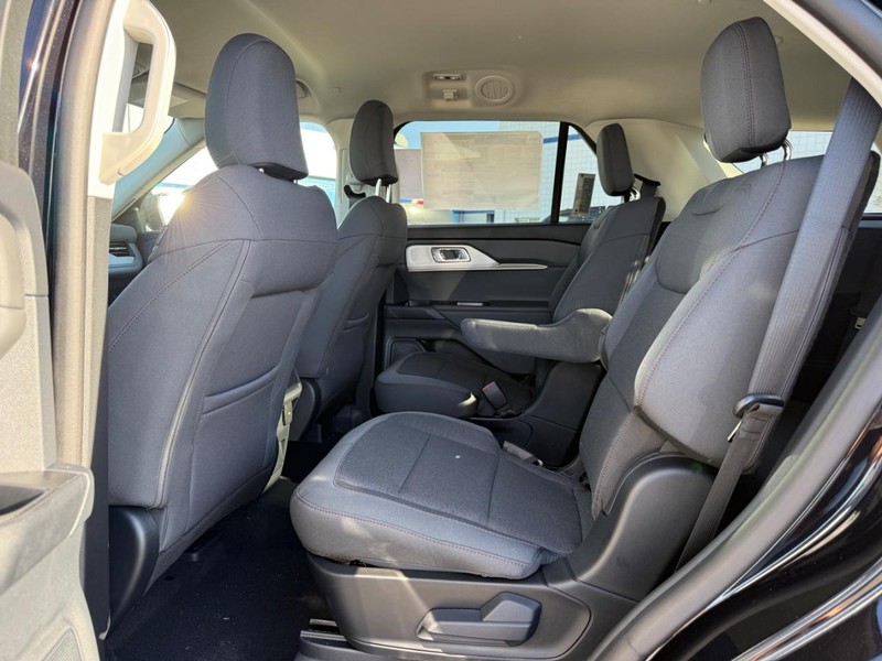 Ford Explorer Vehicle Full-screen Gallery Image 6