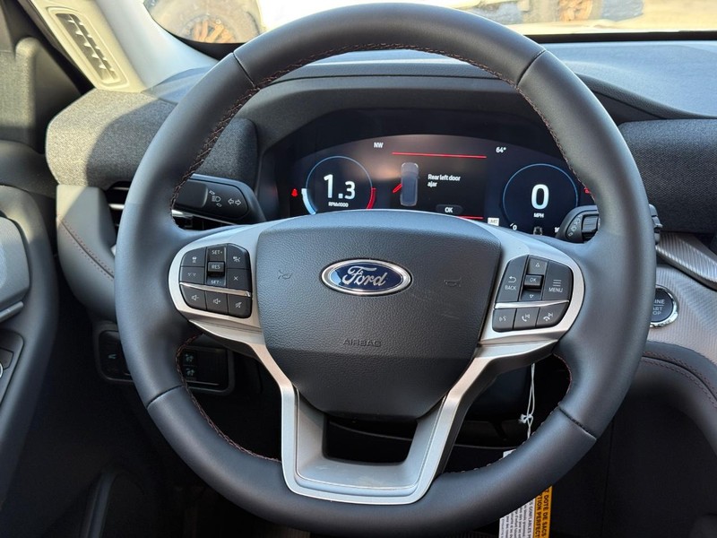 Ford Explorer Vehicle Full-screen Gallery Image 8