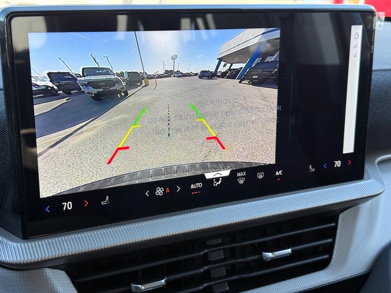 Ford Explorer Vehicle Full-screen Gallery Image 12