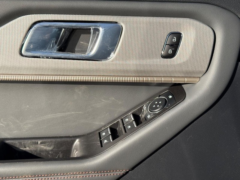 Ford Explorer Vehicle Full-screen Gallery Image 18