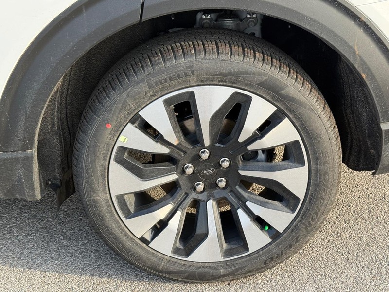 Ford Explorer Vehicle Full-screen Gallery Image 4