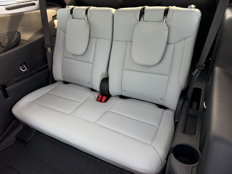 Ford Explorer Vehicle Full-screen Gallery Image 5