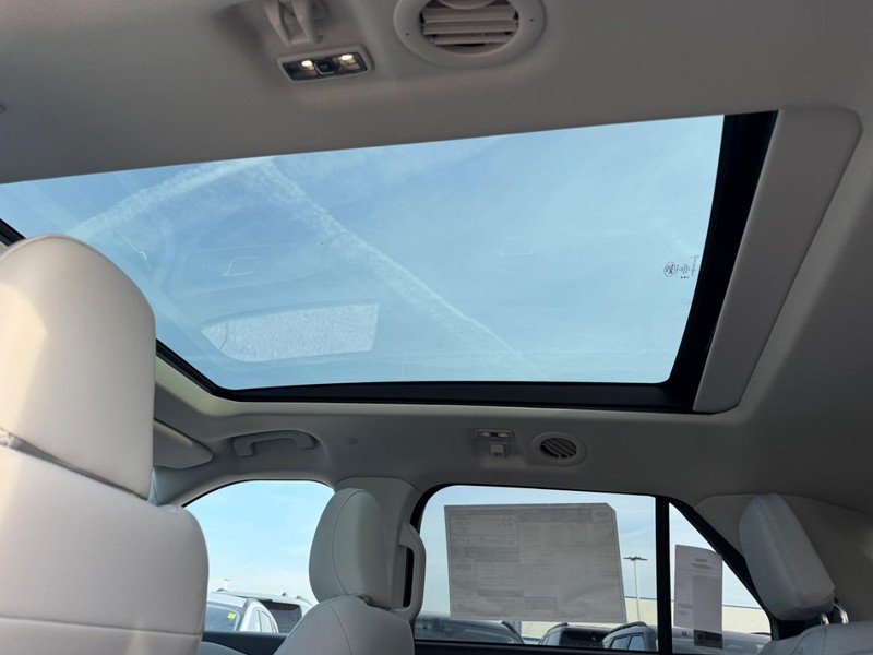 Ford Explorer Vehicle Full-screen Gallery Image 7