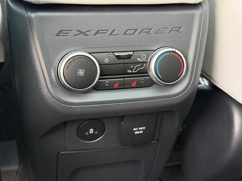 Ford Explorer Vehicle Full-screen Gallery Image 8