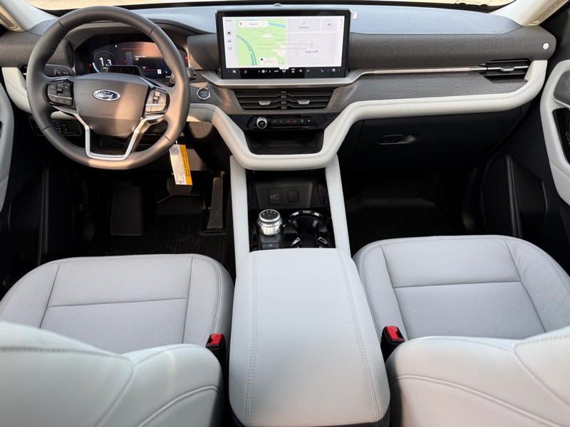 Ford Explorer Vehicle Full-screen Gallery Image 9