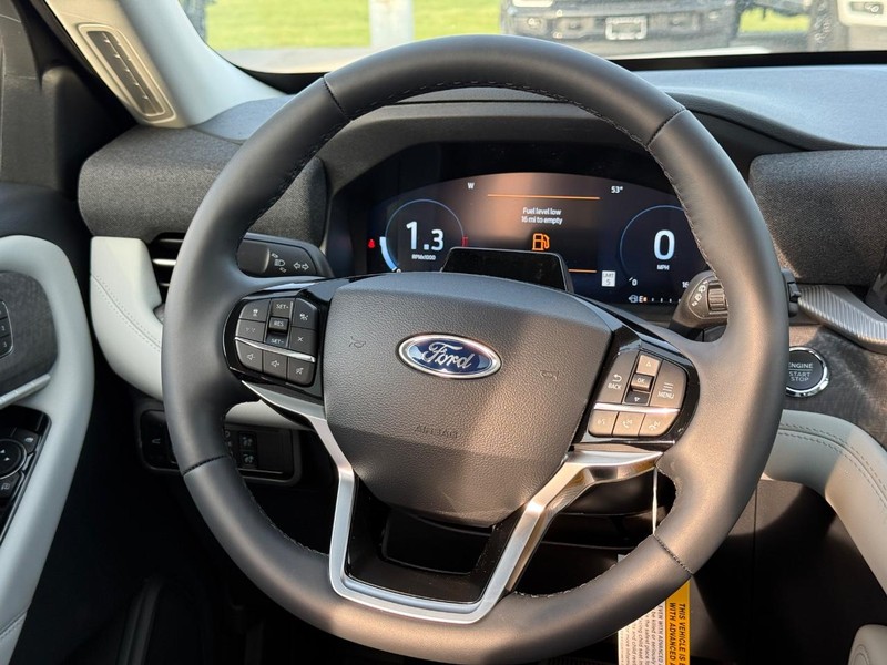 Ford Explorer Vehicle Full-screen Gallery Image 10