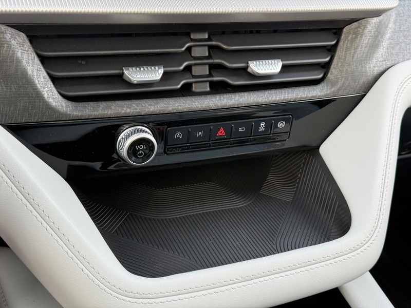 Ford Explorer Vehicle Full-screen Gallery Image 16