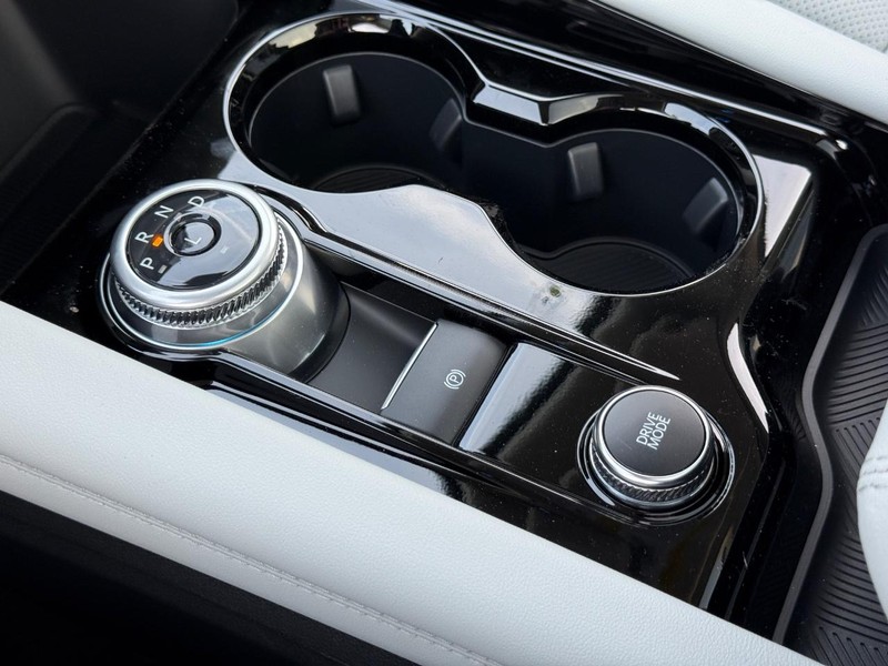 Ford Explorer Vehicle Full-screen Gallery Image 17