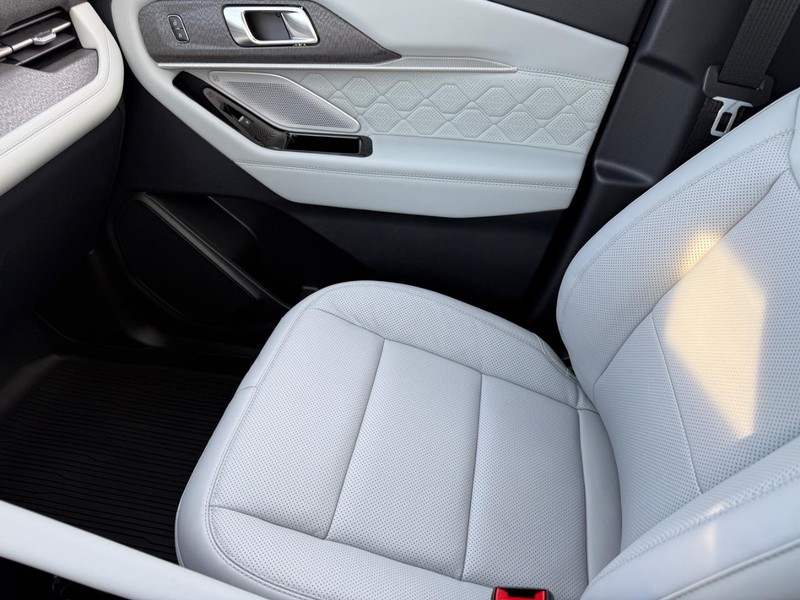 Ford Explorer Vehicle Full-screen Gallery Image 18