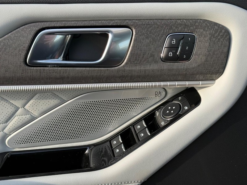 Ford Explorer Vehicle Full-screen Gallery Image 20