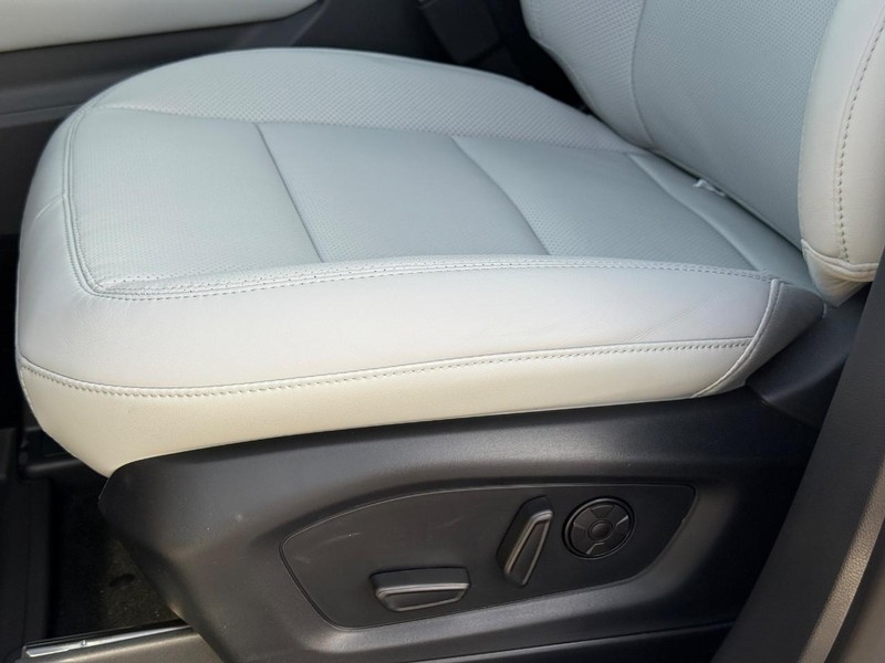 Ford Explorer Vehicle Full-screen Gallery Image 21