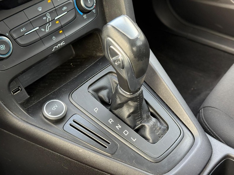 Ford Focus Vehicle Full-screen Gallery Image 20