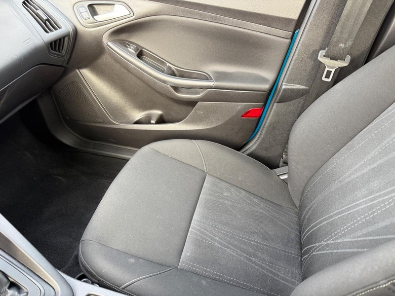 Ford Focus Vehicle Full-screen Gallery Image 21