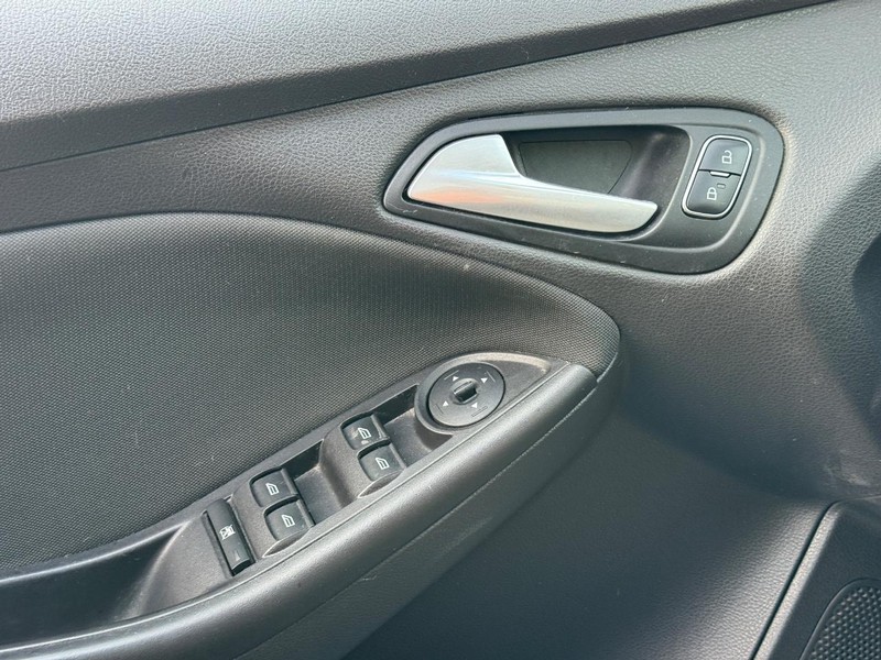 Ford Focus Vehicle Full-screen Gallery Image 23