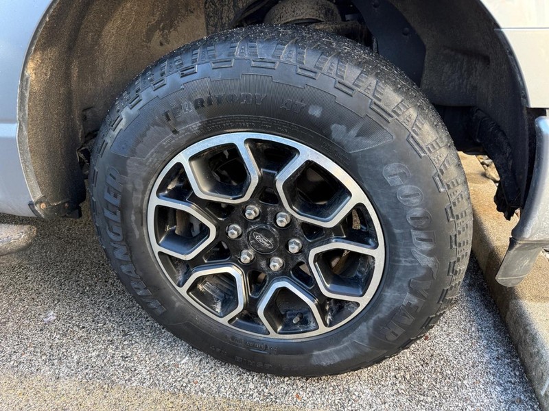 Ford F-150 Vehicle Full-screen Gallery Image 4