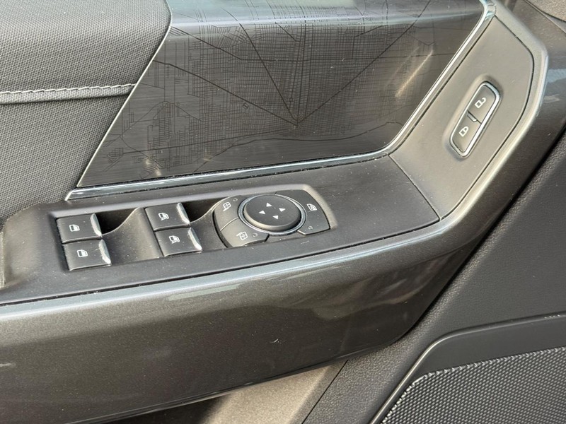 Ford F-150 Vehicle Full-screen Gallery Image 25