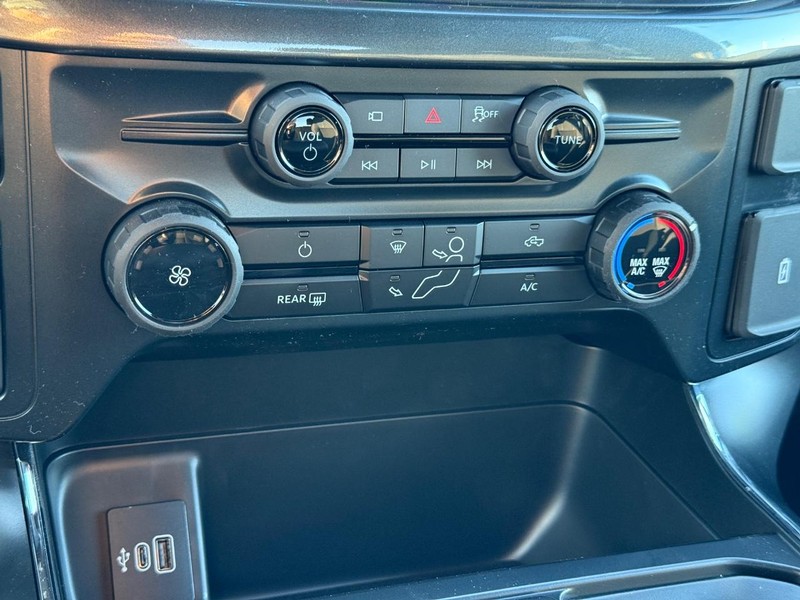 Ford F-150 Vehicle Full-screen Gallery Image 14