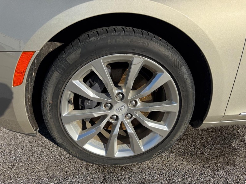 Cadillac XTS Vehicle Full-screen Gallery Image 2