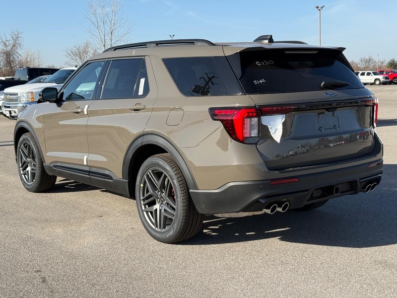 Ford Explorer Vehicle Full-screen Gallery Image 3
