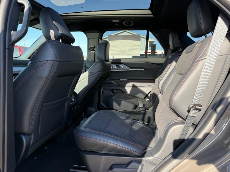 Ford Explorer Vehicle Full-screen Gallery Image 6