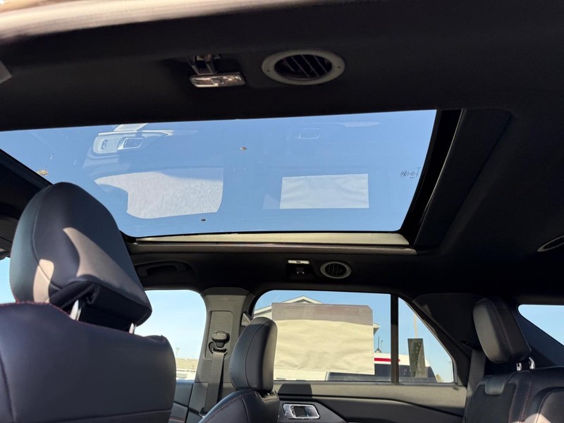 Ford Explorer Vehicle Full-screen Gallery Image 7