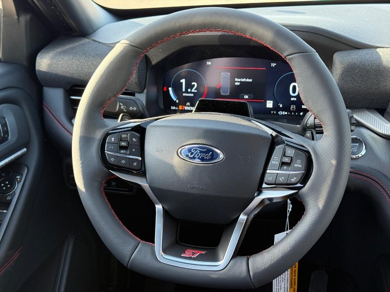 Ford Explorer Vehicle Full-screen Gallery Image 10