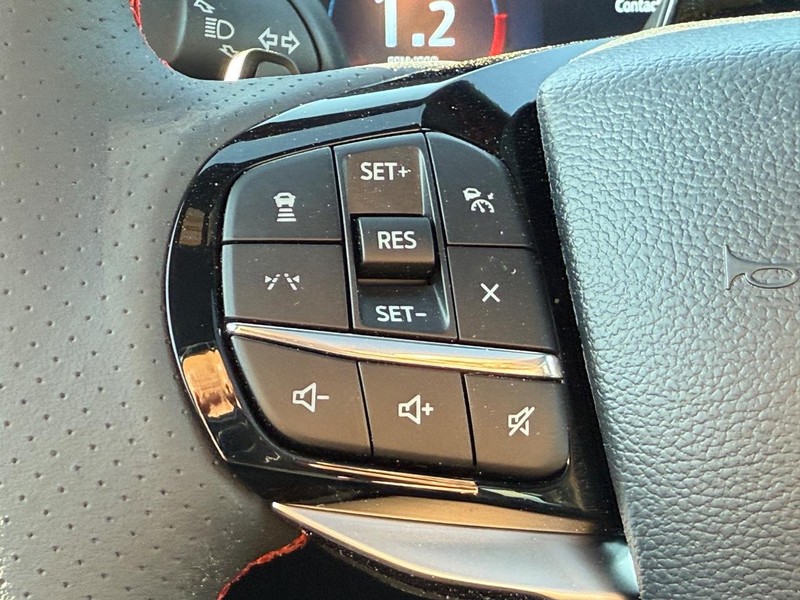 Ford Explorer Vehicle Full-screen Gallery Image 11