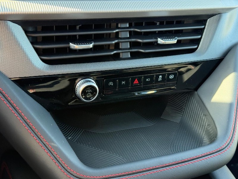 Ford Explorer Vehicle Full-screen Gallery Image 16