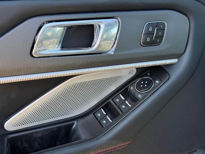 Ford Explorer Vehicle Full-screen Gallery Image 20