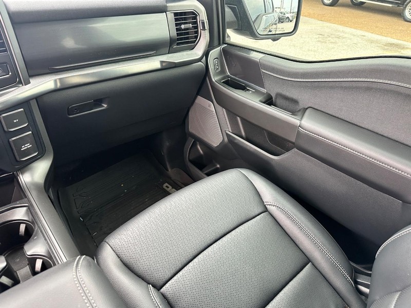 Ford F-150 Vehicle Full-screen Gallery Image 13