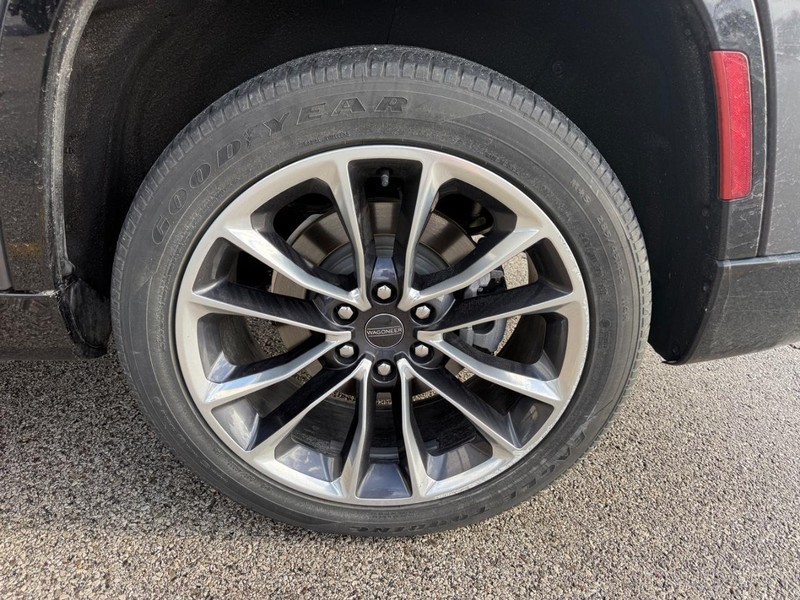 Jeep Wagoneer Vehicle Full-screen Gallery Image 4