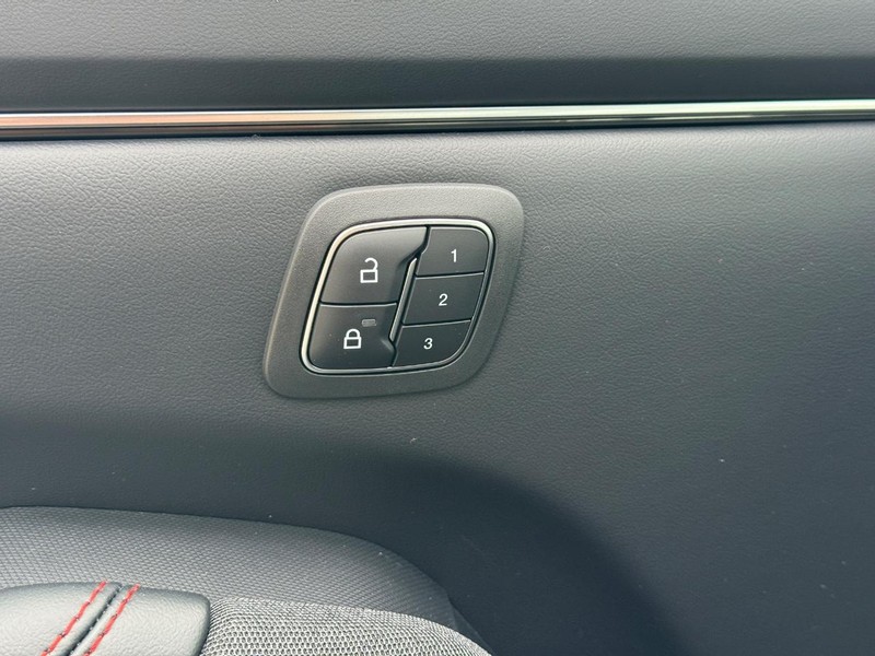 Ford Mustang Mach-E Vehicle Full-screen Gallery Image 17