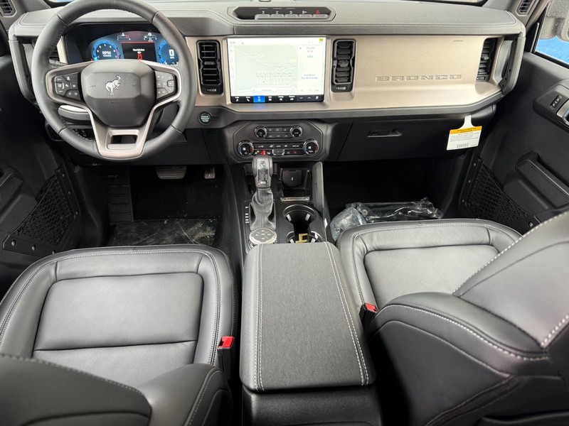 Ford Bronco Vehicle Full-screen Gallery Image 6