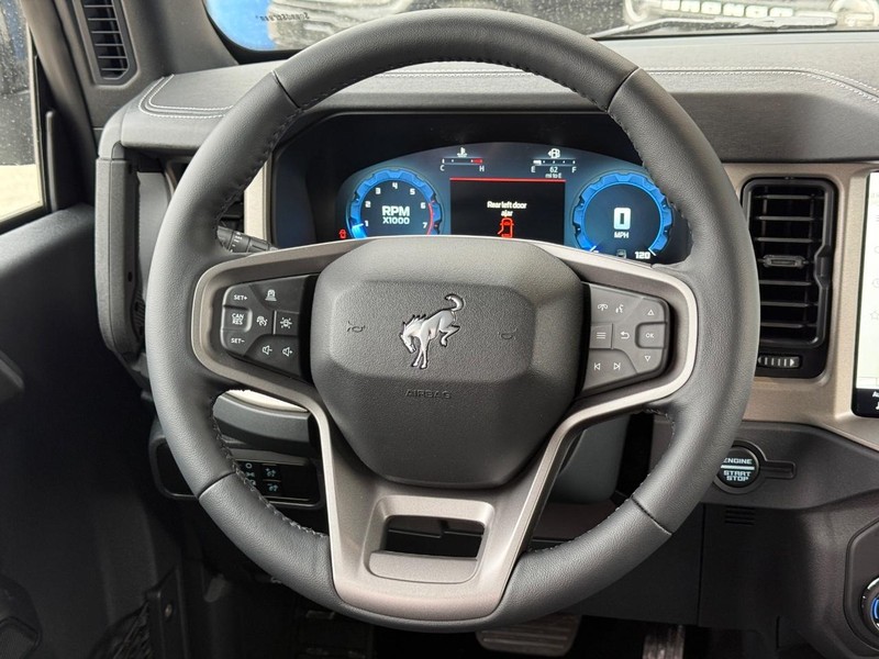 Ford Bronco Vehicle Full-screen Gallery Image 7