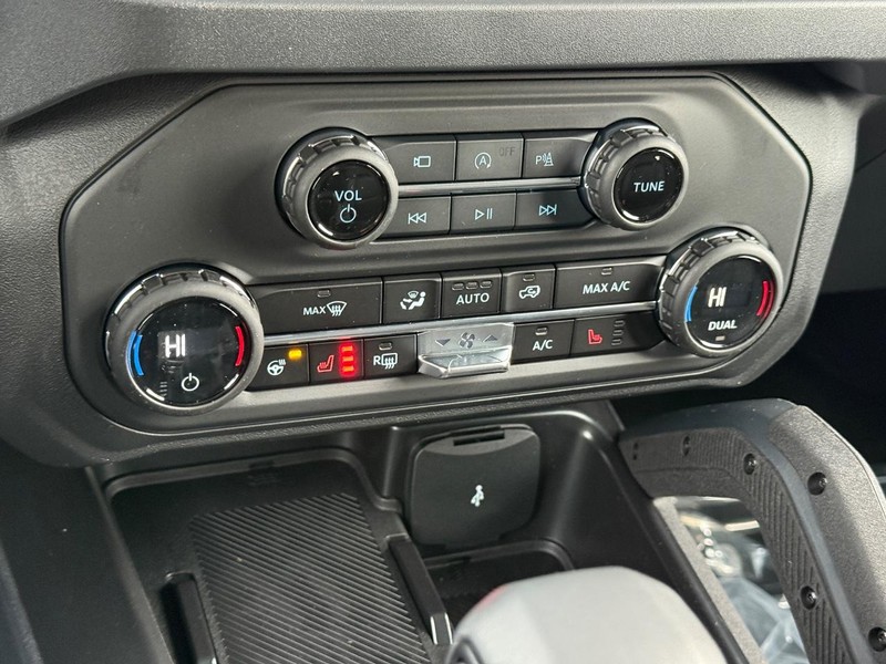 Ford Bronco Vehicle Full-screen Gallery Image 13