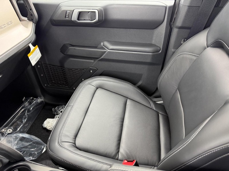 Ford Bronco Vehicle Full-screen Gallery Image 15