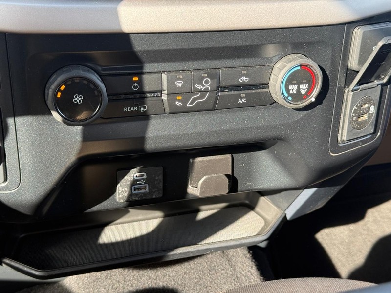 Ford F-150 Vehicle Full-screen Gallery Image 19