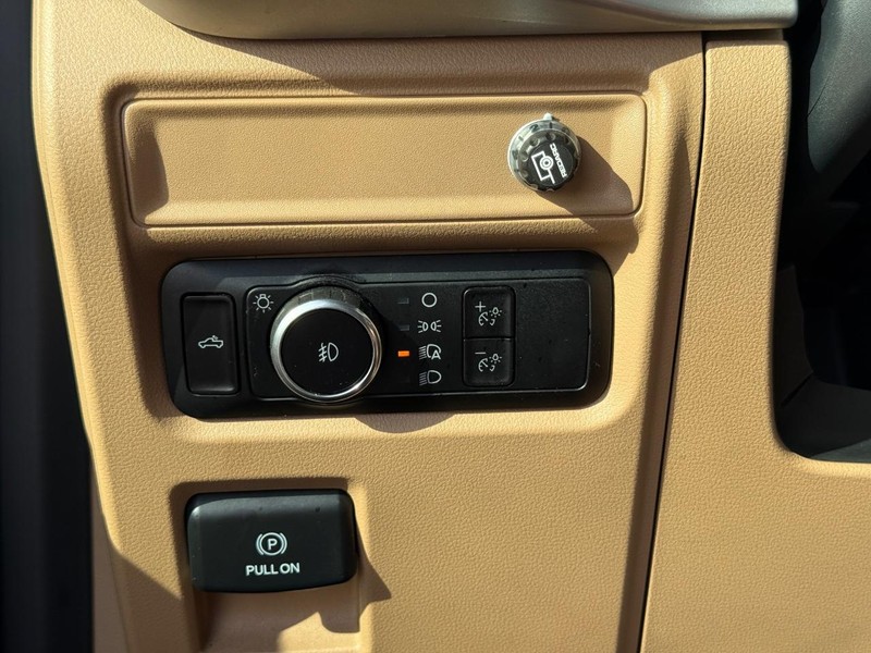 Ford F-150 Vehicle Full-screen Gallery Image 23