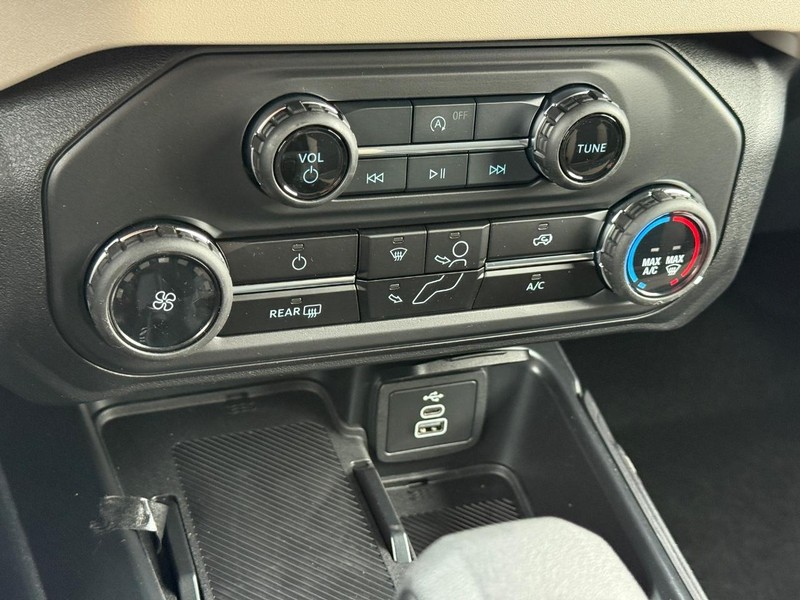 Ford Bronco Vehicle Full-screen Gallery Image 13