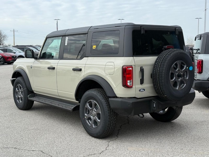Ford Bronco Vehicle Full-screen Gallery Image 3